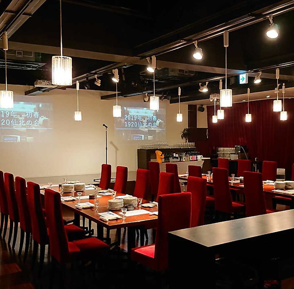 落ち着いた温かみのある照明に包まれるおしゃれな空間で、特別なひとときを楽しむ場所です♪