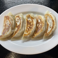 リピート続出の焼き餃子を楽しめるのはここだけ