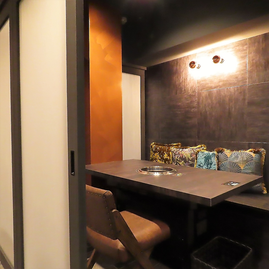 大人の隠れ家のような上質な空間で愛媛県のブランド牛とお酒のマリアージュをお愉しみください。