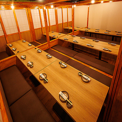 最大60名様まで対応可能な貸切席は、大規模なご宴会や会社のパーティー、各種イベントに最適です。広々とした開放感のある空間で、周囲を気にせずゆったりとお楽しみいただけます。音響や演出のご相談も可能で、シーンに合わせた演出も対応。人数やご予算に応じて柔軟にご提案いたしますので、お気軽にご相談ください。