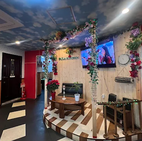 多彩なカレーと焼きたてナンが自慢。土日祝は豪華ビュッフェで本場の味を心ゆくまで！