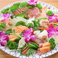 オーナーの実家がお魚屋さんという、経験の豊富さから目利きと美味しくする腕前には自信あり！そのハイクオリティな鮮魚メニューをお気軽に当カフェ店内で、テイクアウトでお召し上がりいただけます。