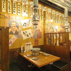 仕切り付きのテーブル席も完備◎