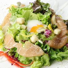 赤薩摩鶏の生ハムのシーザーサラダ