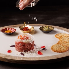 目の前で仕上げる特製三色ユッケ