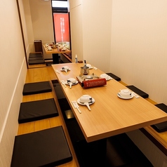 個室席は大人4名様から人数に合わせ宴会利用も可能です。