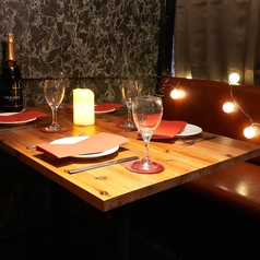 2名様からご利用いただけるテーブル席や、4~6名様向けの半個室風スペースも完備。落ち着いた雰囲気の中で、ゆったりと会話とお食事が楽しめます。肉料理を中心に、前菜からデザートまでバランスよく揃ったコースは、デートやご友人とのお食事にもぴったり。