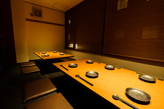 靴8名様でご利用の場合は詰めてお座りいただくお席となります。※混雑時は2時間制となっておりますのでご了承ください。※ほかのお客様との兼ね合いで、ご希望のお席でご案内できない可能性がございます。