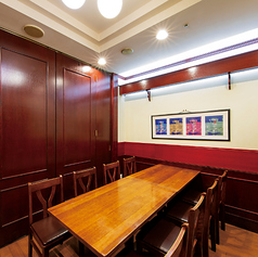 【完全個室・最大10名様】家族や親族や友達の誕生日やお祝いに、落ち着いた個室で銀座ライオンの生ビールとお料理を思う存分にお楽しみください。女子会・飲み会・合コンにも。※個室のご予約は宴会コースをご注文のお客様が優先となります。予めご了承くださいませ。