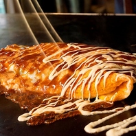 鉄板で香ばしく焼き上げる熱々豚平焼きが人気！