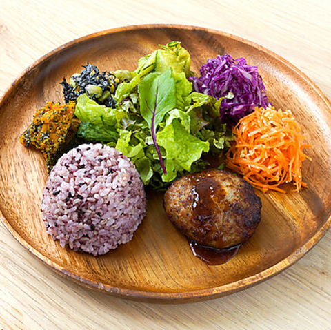 野菜をしっかり楽しめるハンバーグワンプレート 彩り豊かな野菜たっぷりの一皿の写真
