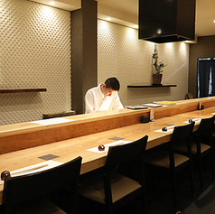 新鮮なネタが次々と手際よく形作られる様子を眺めながら、会話と共に味わうお鮨は、一層の美味しさを引き立てます。ここでの食事は、ただの食事ではなく、五感で楽しむ贅沢なひとときです。