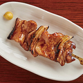 料理メニュー写真 【串焼き】《上富良野産 地養豚》豚バラ串［1本］