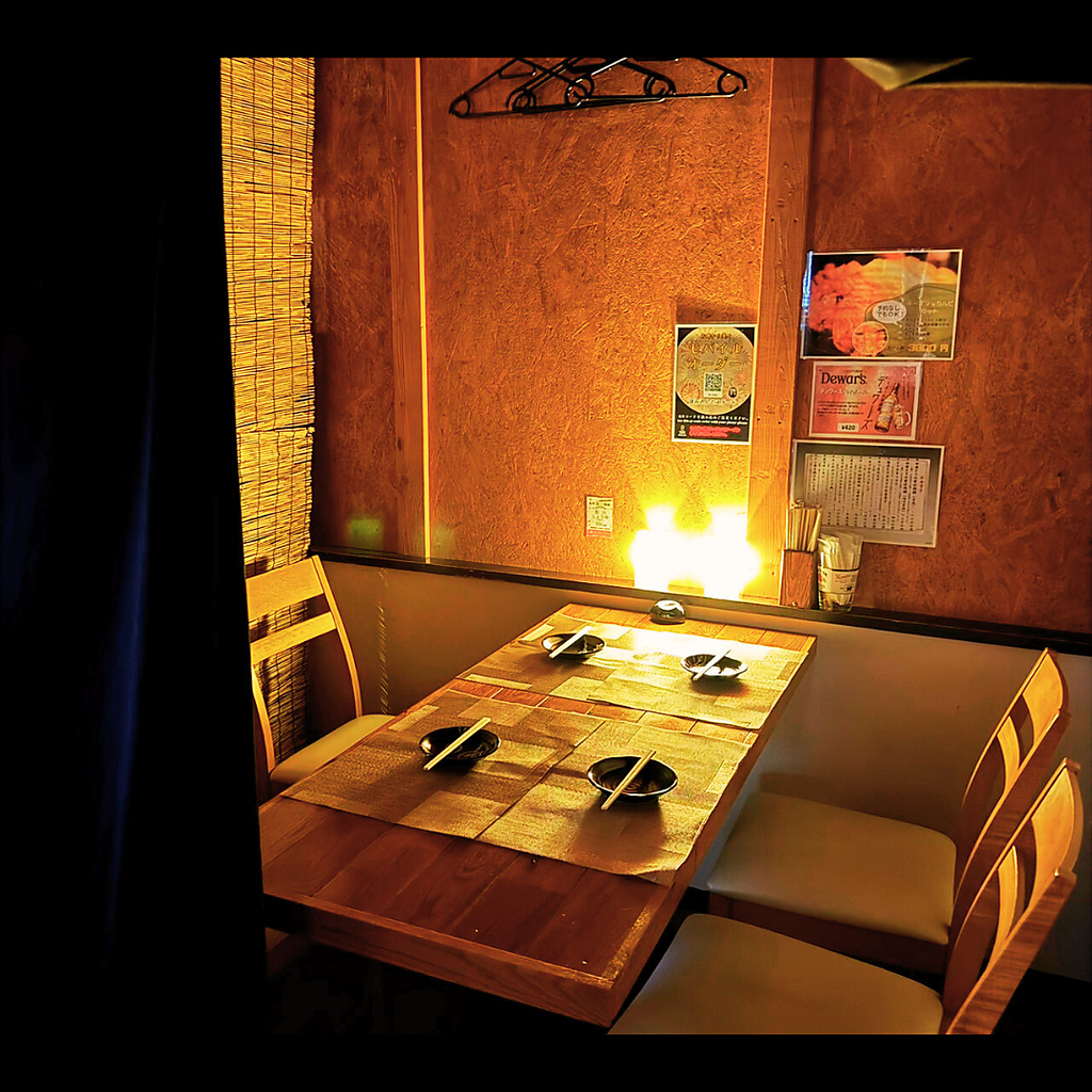 掘りごたつやテーブル席があり、仕切りで半個室利用も可能。周りを気にせず宴会を楽しめます。