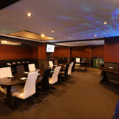 シャンパンタワーでウェディングの二次会など新郎新婦様やゲストを驚かすような演出ができちゃいます!最大200名様までのパーティーが可能です!