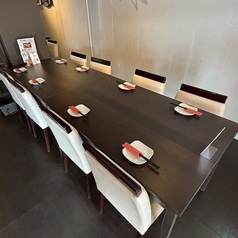 地元の集まりや宴会、飲み会に最適な8名席×1をご用意しております◎4名テーブルをつなげられるお席となっておりますので、友人同士など様々なシーンに合わせて広々とご利用いただけます♪当店こだわりのお店の創作料理や自慢の豚しゃぶを皆様で心ゆくまでお楽しみください♪皆様のご来店を心よりお待ちしております◎