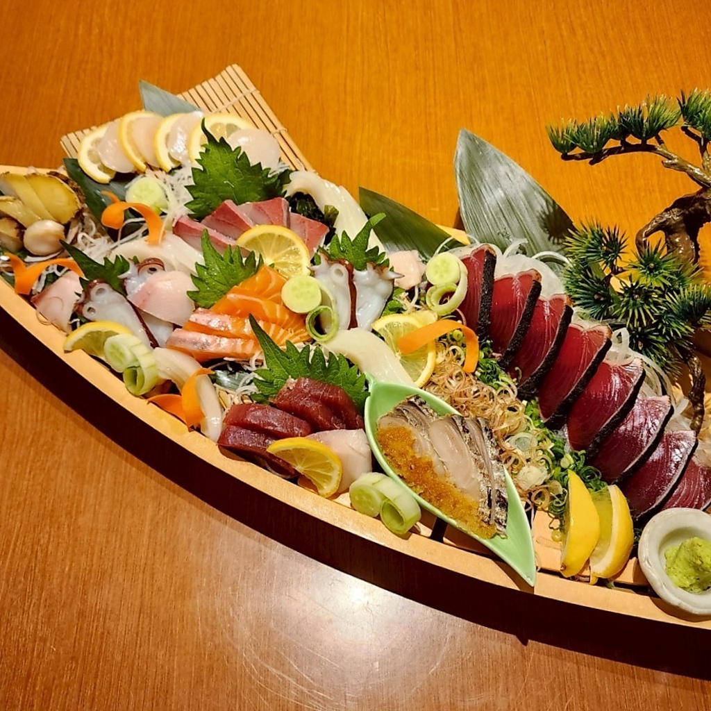 新鮮な魚介を贅沢に堪能できるお造りの舟盛り。色とりどりの美味しさをシェアしてお楽しみください。