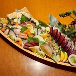 新鮮な魚介を贅沢に堪能できるお造りの舟盛り。色とりどりの美味しさをシェアしてお楽しみください。
