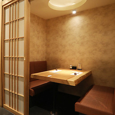 2～4名様用の個室は、親しい友人や大切な方との静かな食事に最適な空間です。和の雰囲気に包まれたこの個室では、心を込めた料理をゆったりと楽しむことができます。