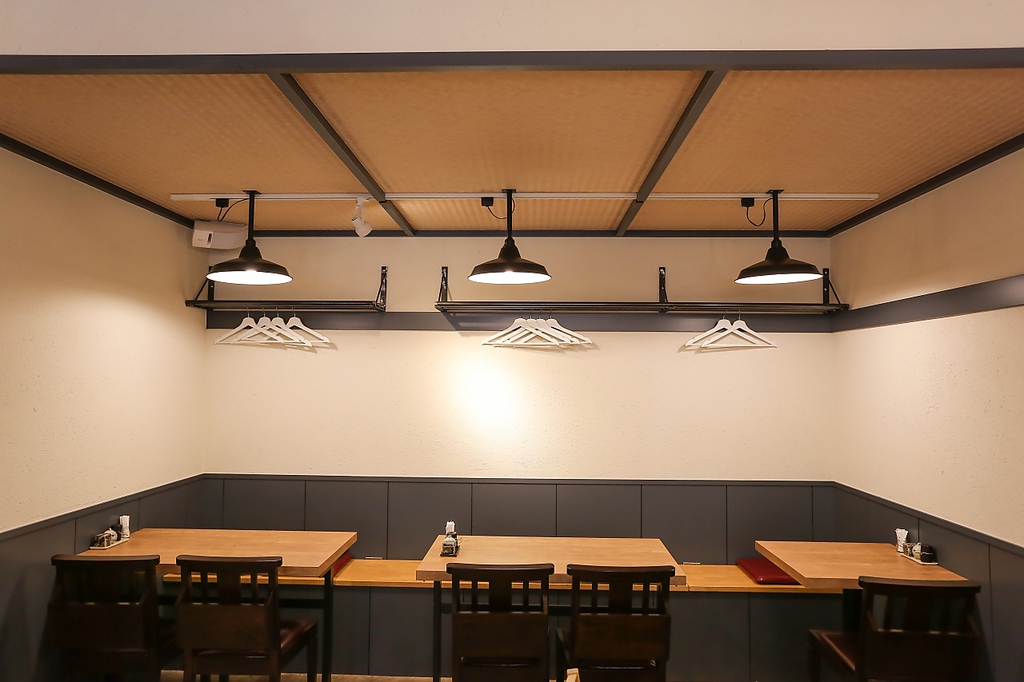 木の温もりが心地よい清潔感のある店内。上着や荷物を収納するスペースがあるのも嬉しい。