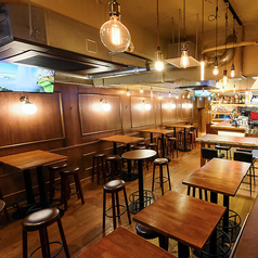 木の質感が心地よいテーブル席は、お仲間との飲み会や女子会に最適です。コンクリートと木目が調和したお洒落な雰囲気の中で、自慢のタコスやピザを囲みながら賑やかな時間を過ごせます。開放感がありながらも落ち着いてお食事とお酒を楽しめるため、会話をメインに楽しみたい夜にもぴったりのスペースです◎