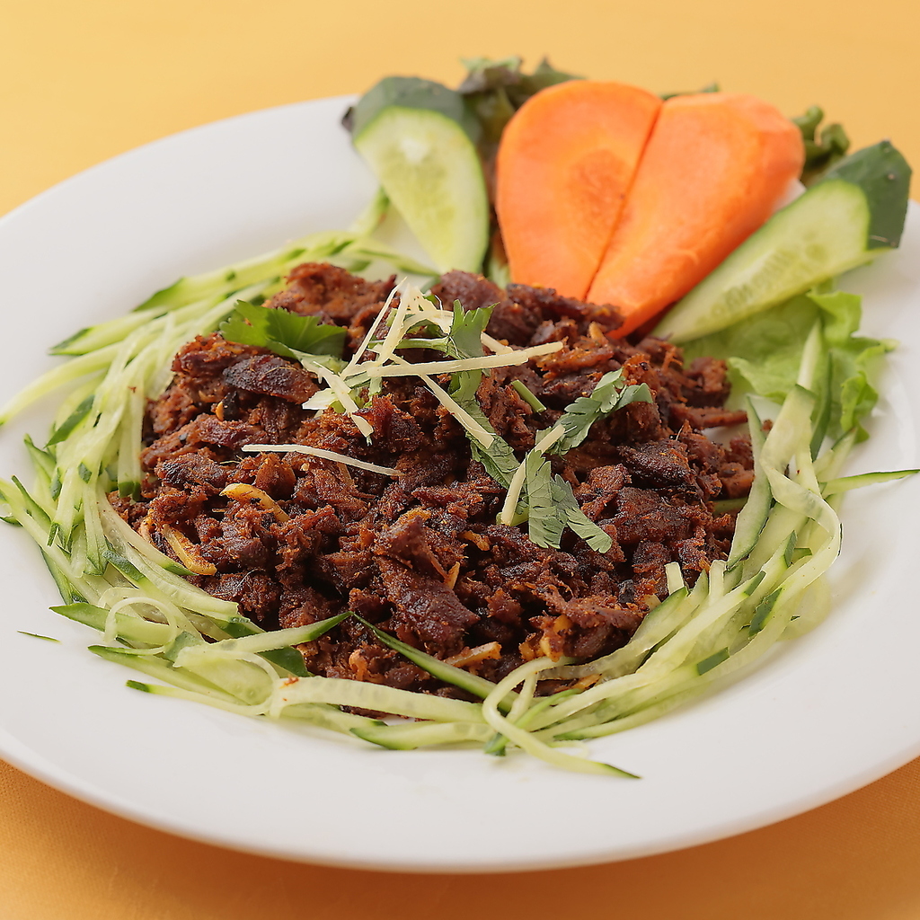 噛むほどに味わい深い伝統の一皿。スパイスの刺激と肉の凝縮された風味が、お酒との相性も抜群です！