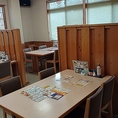 【1～4名様まで対応可】友人との気軽な食事会や飲み会にも最適な、4名様まで利用可能なテーブル席もございます！会社帰りのサク飲みやチョイ飲みにも気軽にご利用いただけます！※2階はすべて禁煙、1階は加熱式タバコのみ可。外には喫煙所あり