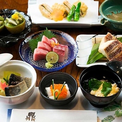 旬を彩る季節の献立。会席コース6980円（税込～）