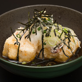 【人気1】揚出し豆腐…サクッと揚げられた職人の技が光る一品。たっぷり大根おろしをかけて召し上がれ。