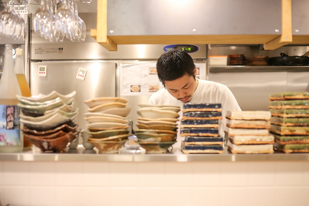 厨房スタッフとの会話も楽しめる、程よい高さのカウンター席。お一人様でもお気軽にご来店下さい。