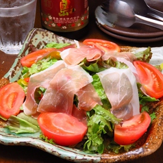 生ハムとトマトとポテトのシーザーサラダ