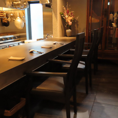 3席のカウンターは、目の前で調理風景を楽しむことができる特等席。料理の音や香りまでもご堪能いただけます。　お電話にてご予約承っております。