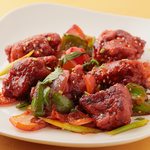 ジューシーな鶏肉と、彩り豊かな野菜を炒めました♪食欲をそそる辛味と旨味のバランスがやみつきに◎