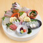 刺身五十六盛り2,728円 (税込) 関アジ、かぼすヒラメなど昼〆で最高鮮度の大分ブランド魚を豪快に！