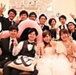 特別な日を祝うために集まった仲間たちの笑顔が輝く。みんなで過ごす時間が、一生の宝物になります。