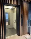 エレベーターをご用意しております。車いすの方やベビーカーでも安心してご入店いただけます。