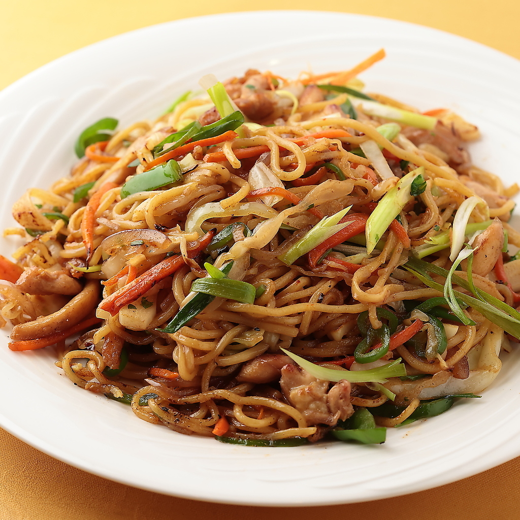 スパイス香る肉料理や麺類など、その日の気分で選べるアラカルトメニューも豊富にご用意しております