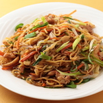 スパイス香る肉料理や麺類など、その日の気分で選べるアラカルトメニューも豊富にご用意しております