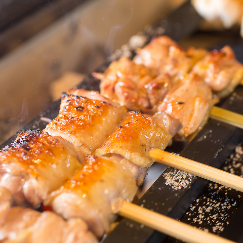 毎日仕入れる朝引き鶏を、炭火の本格焼き鳥・鮮度抜群の鳥刺しや水炊き鍋などで！
