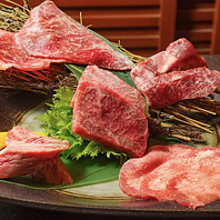 全国選りすぐりのお肉を、韓国特注の石網焼きで焼きます