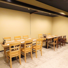 最大12名様での宴会も可能なテーブル席です!オシャレな店内と北陸の新鮮な魚介、対象が提供する本格料理、お酒をお楽しみください♪