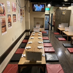 コロナ対策実施中◎隣との仕切りも御座います！4名がけテーブルを5卓、6名がけテーブルを1卓ご用意しております。