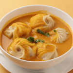 コクのあるスープと楽しむ蒸し餃子。スパイスの奥深い香りが食欲をそそる本場のソウルフードをどうぞ