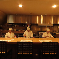 旬の食材を使用し、板前が一品一品丁寧に仕上げる料理が自慢の。刺身や焼き物をはじめ、素材の味を活かした逸品を豊富にご用意しております。落ち着いた雰囲気の店内は、デートや接待はもちろん、仕事帰りのサク飲みにもおすすめです。