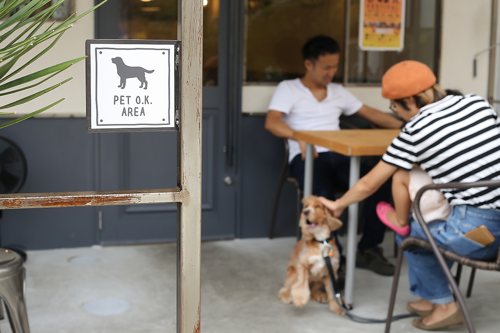 テラス席のみペット同伴OK！最大16名様までご利用頂けます。風が吹き抜ける気持ちの良いお席です。