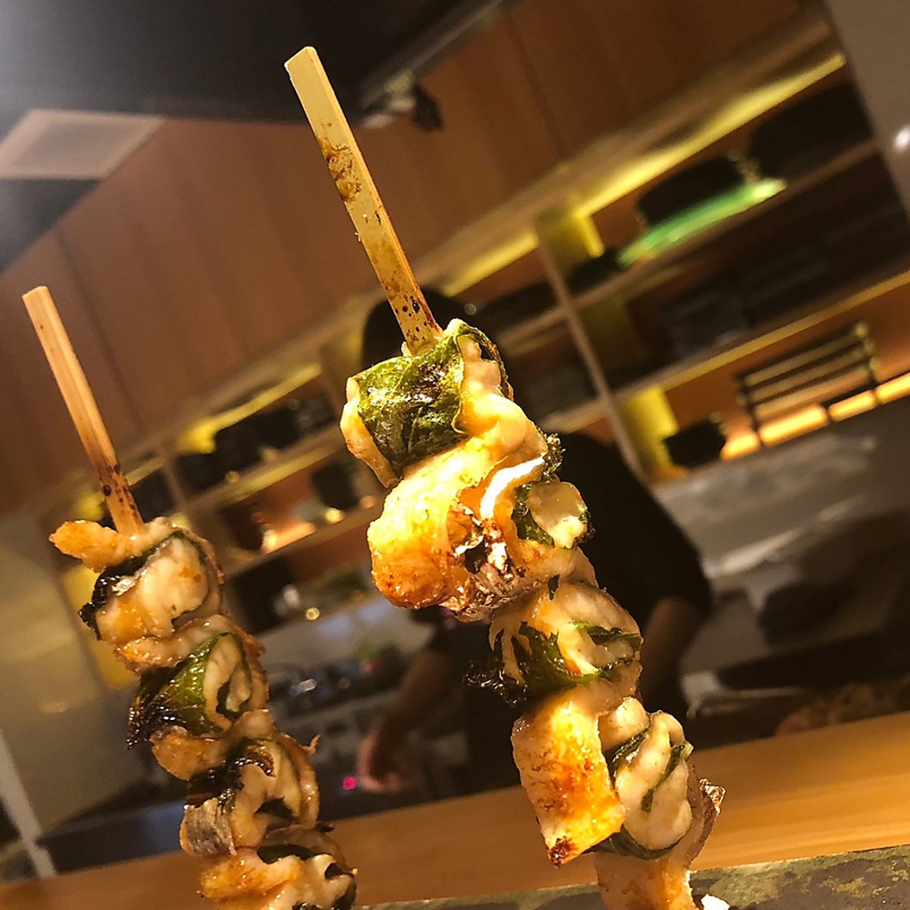 1本1本丁寧に…備長炭で焼き上げた魚串は宮崎で獲れる鮮魚を使用。驚きの提供法は必見です！