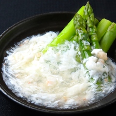 アスパラの蟹卵白ソース