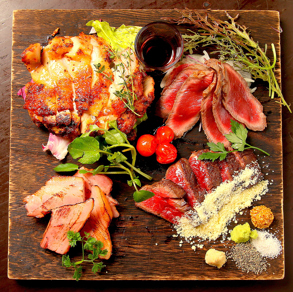 大人数にもオススメ！特選4種の板のせ肉盛りは1人前1689円（税抜）♪