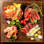 大人数にもオススメ！特選4種の板のせ肉盛りは1人前1689円（税抜）♪