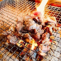 炭火で丁寧に焼き上げる、大山鶏＆ホルモンは絶品